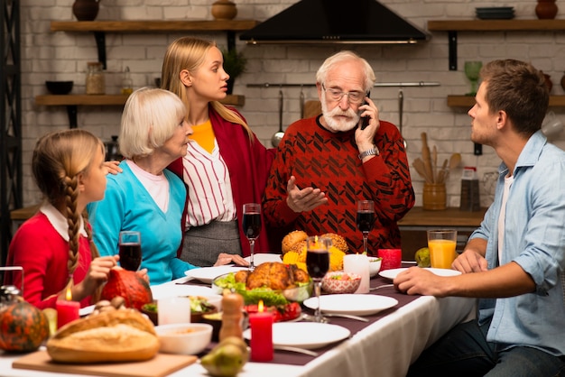 Generaciones familiares que sienten curiosidad y miran al abuelo