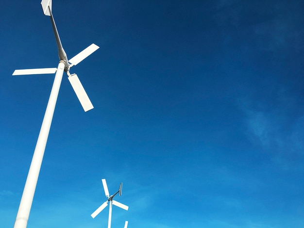 Generador de energía de la turbina de viento con el cielo azul