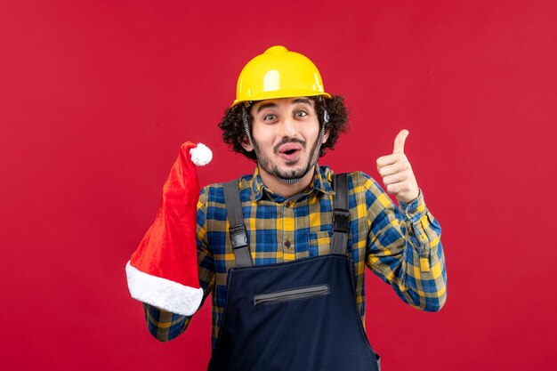 Generador joven expresivo posando para las vacaciones de invierno