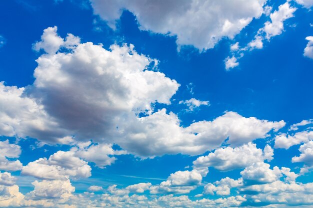 Genial cielo azul con nubes