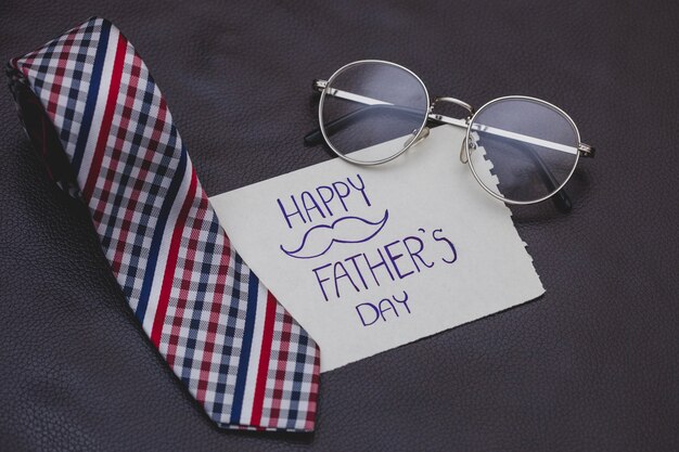 Genial composición con corbata y gafas para el día del padre