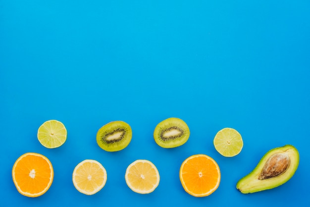 Genial composición con frutas y espacio en blanco