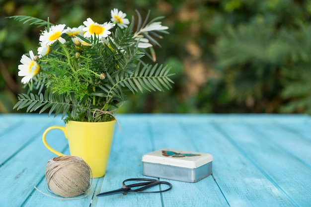 Genial composición con margaritas, tijeras y caja decorativa