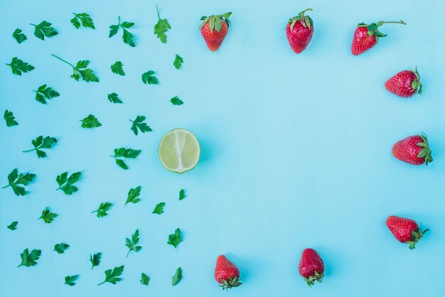 Genial composición con perejil, limón y fresas