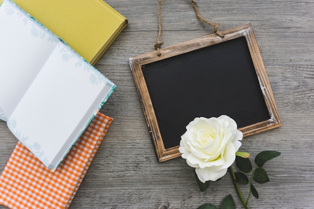 Genial composición con pizarra, libros y flor decorativa