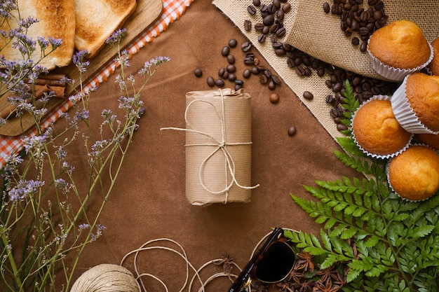 Foto gratuita genial superficie con desayuno y regalo para el día del padre