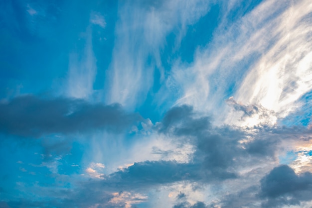 Genial vista del cielo con nubes