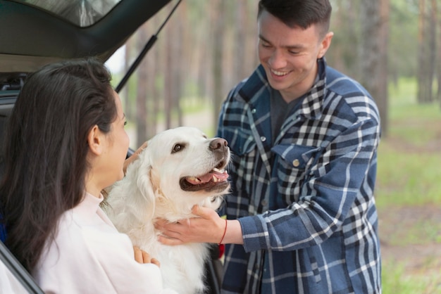 Gente acariciando a un perro de cerca