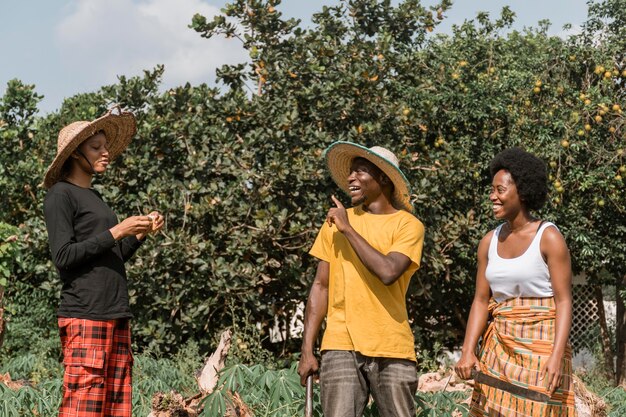 Gente africana sonriente de tiro medio