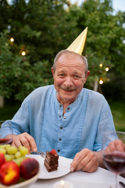 Foto gratuita gente al aire libre en la celebración del jardín una fiesta de cumpleaños de los mayores