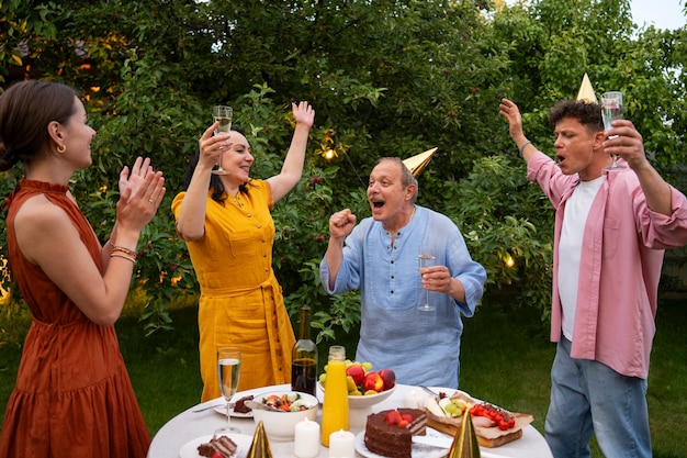 Foto gratuita gente al aire libre en la celebración del jardín una fiesta de cumpleaños de los mayores