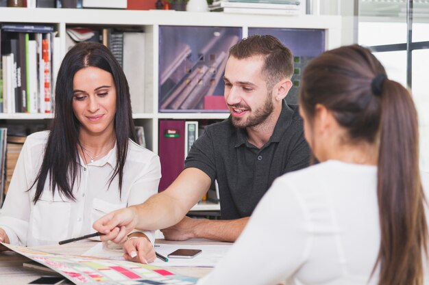 Gente alegre coworking y diseño