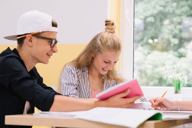 Gente alegre de la escuela con los libros