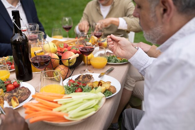 Gente de alto ángulo comiendo juntos