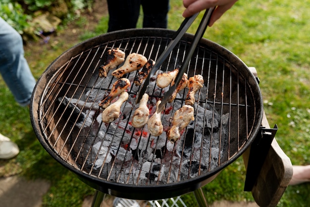 Foto gratuita gente de alto ángulo haciendo barbacoa.