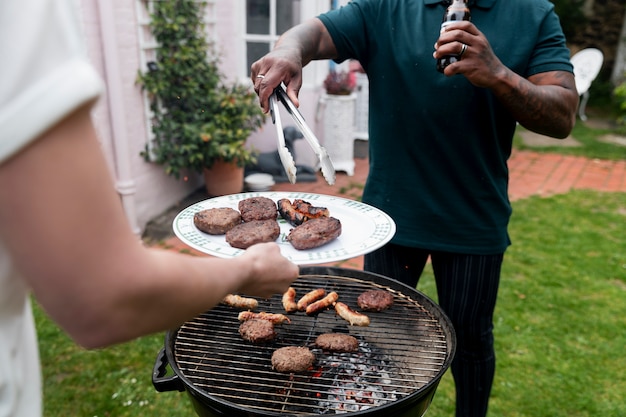 Gente de alto ángulo haciendo barbacoa.