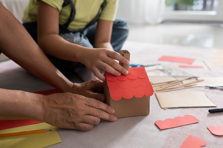 Foto gratuito gente de alto ángulo haciendo una casa pequeña.