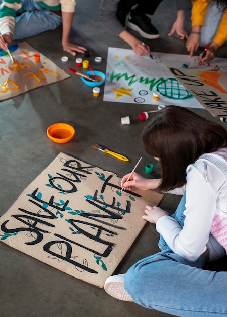 Foto gratuita gente de alto ángulo haciendo pancartas para protestar