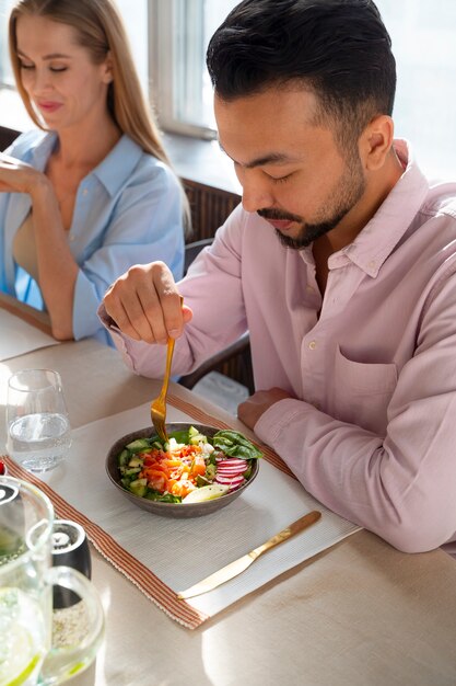 Gente de ángulo alto comiendo tazones de salmón