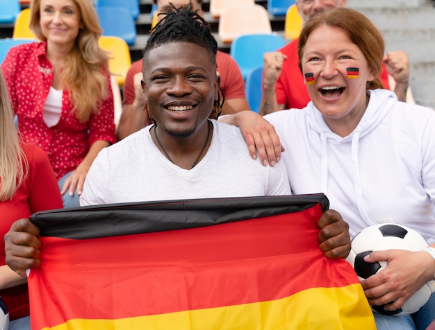 Foto gratuita gente animando al equipo de fútbol de su país.