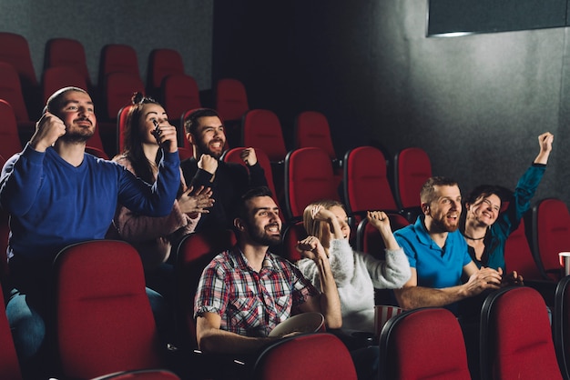 Gente animando en el auditorio de cine