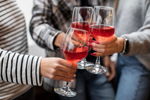 Gente animando con copas de vino.