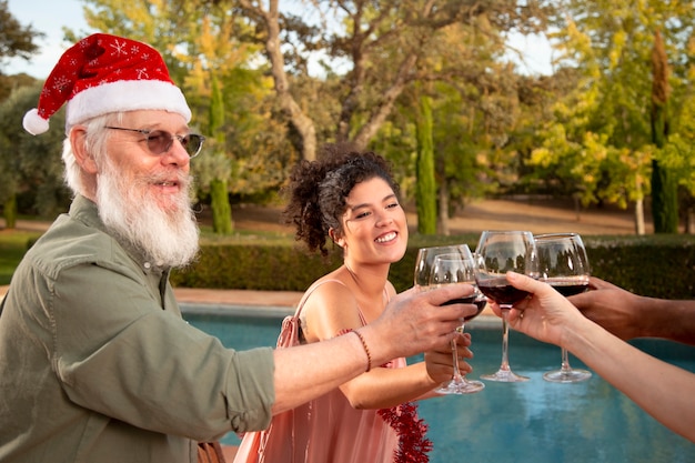 Gente animando la navidad en el hemisferio sur