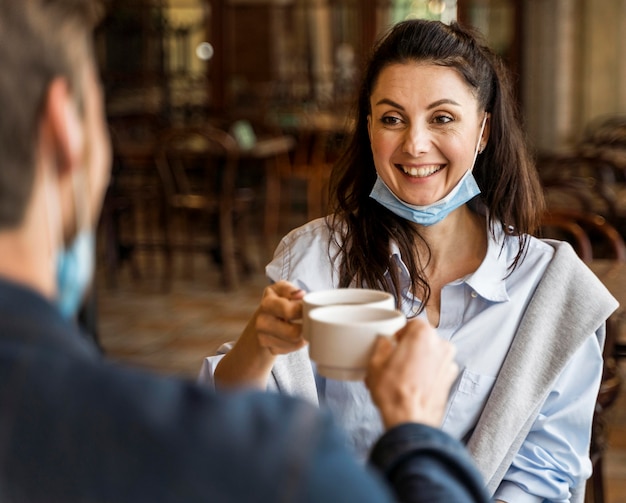 Foto gratuita gente animando con sus tazas de té