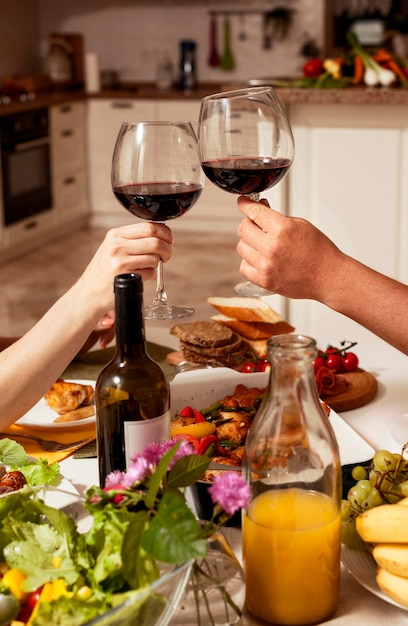 Gente animando con vino en la mesa