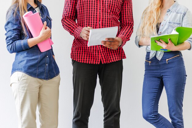 Gente anónima posando con el cuaderno