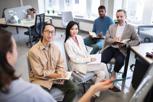 Gente aprendiendo idiomas en el trabajo de cerca