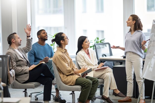 Gente aprendiendo idiomas en el trabajo plano completo