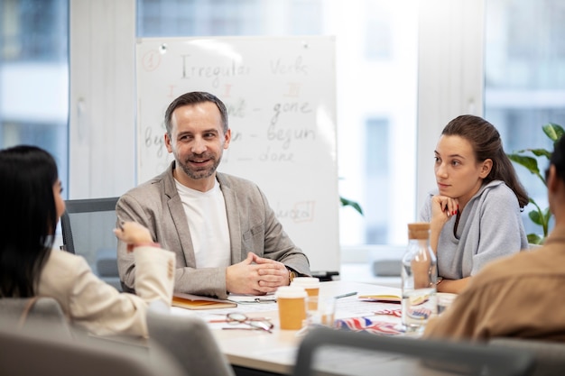 Gente aprendiendo un nuevo idioma en el trabajo.