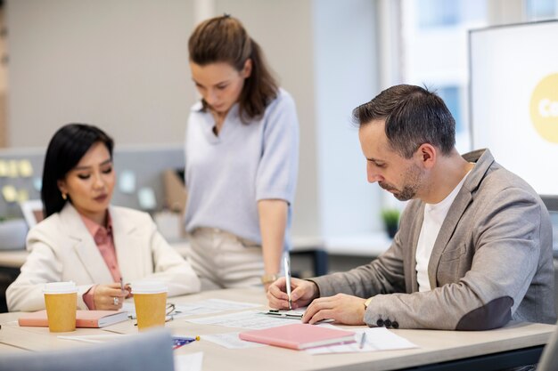 Gente aprendiendo un nuevo idioma en el trabajo.