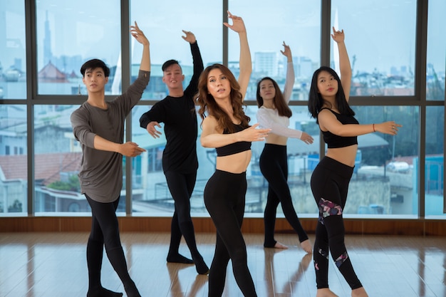 Gente asiática bailando en studio