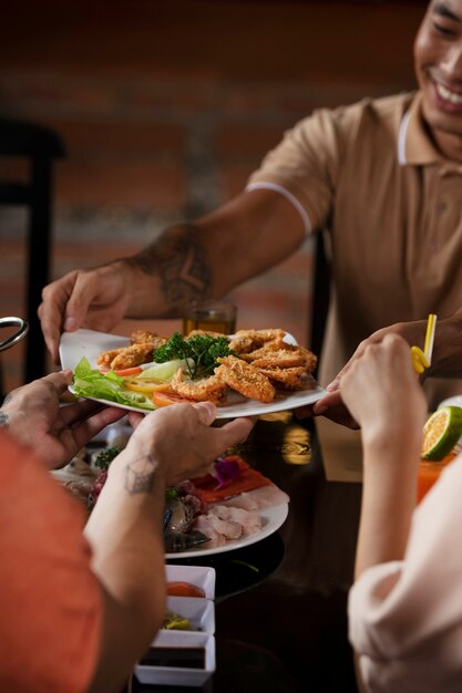 Gente asiática cenando