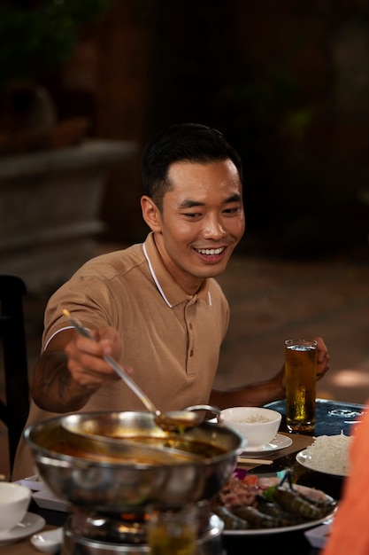 Gente asiática cenando