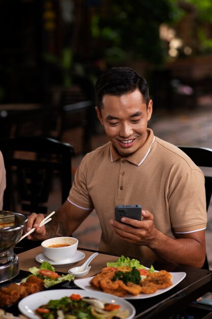 Gente asiática cenando