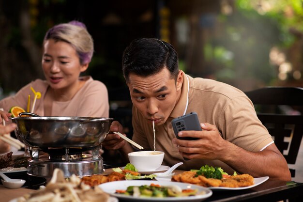 Gente asiática cenando