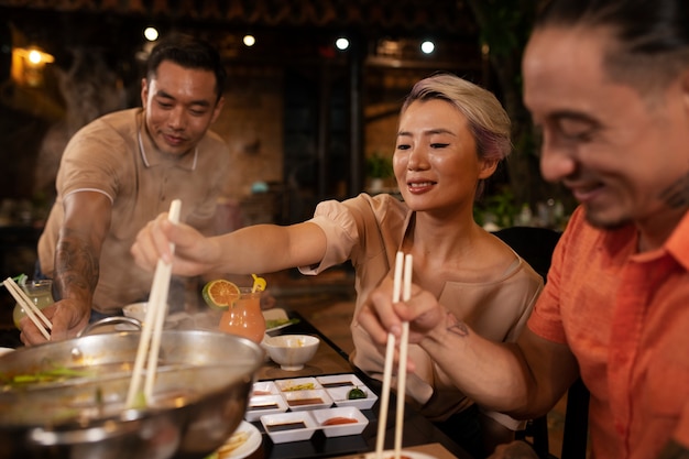 Foto gratuita gente asiática cenando