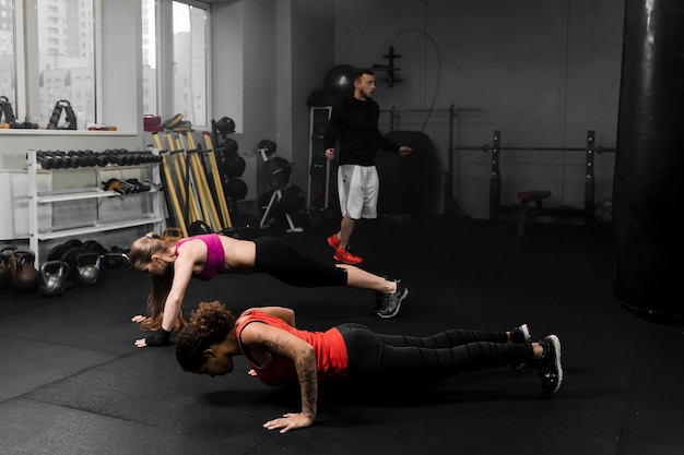 Gente atlética entrenando para la competencia de boxeo