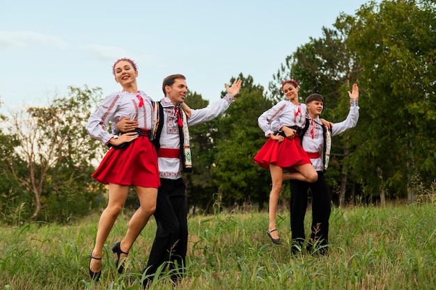 Foto gratuita gente bailando al aire libre tiro completo