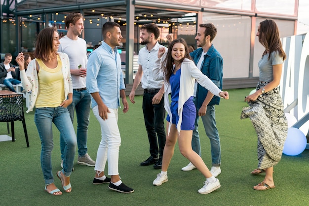 Foto gratuita gente bailando en una fiesta en la terraza.