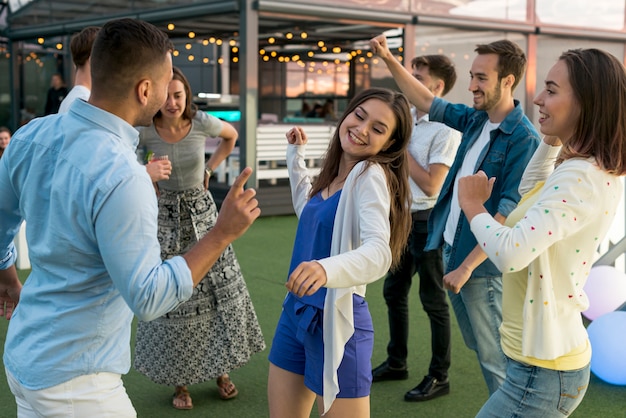 Gente bailando en una fiesta