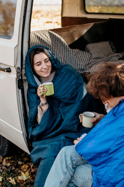Gente bebiendo café dentro de su camioneta.