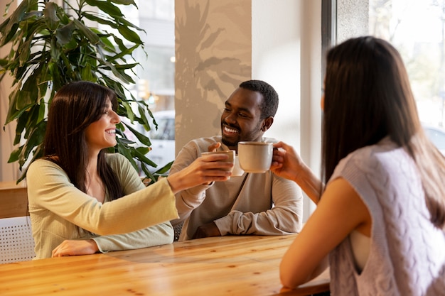 Gente bebiendo café en una espaciosa cafetería.