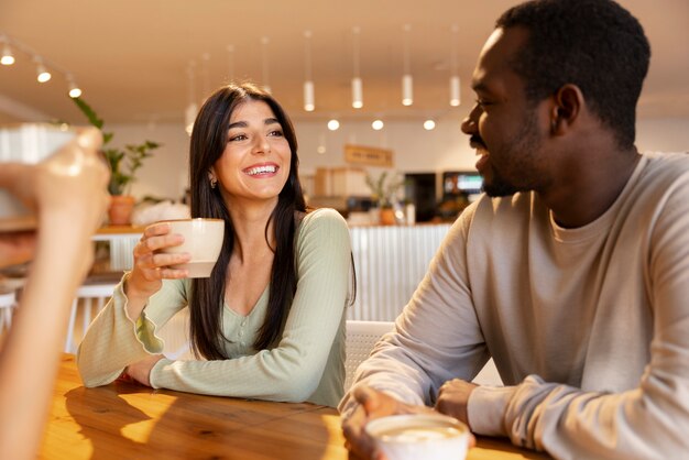 Gente bebiendo café en una espaciosa cafetería.