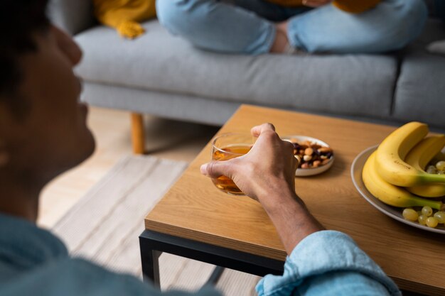 Gente bebiendo kombucha en una reunión