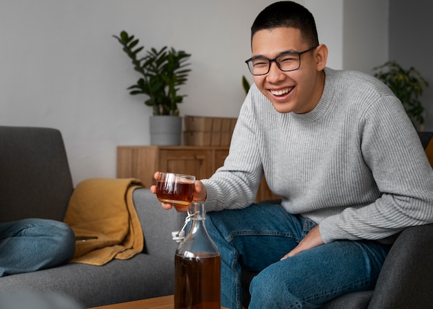 Foto gratuita gente bebiendo kombucha en una reunión