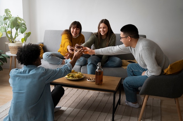 Foto gratuita gente bebiendo kombucha en una reunión